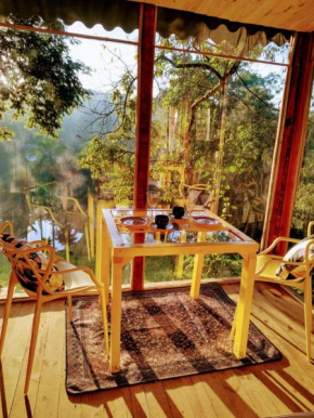 Casa de Vidro com cachoeira
